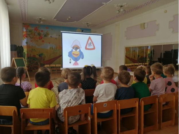 Минутка - безопасности по профилактике ДДТТ «Просмотр мультфильмов по вопросам безопасного участие детей в дорожном движении» в рамках мероприятий месячника безопасности (дежурная группа №5 и №6) Минутка - безопасности по профилактике ДДТТ «Просмотр мультфильмов по вопросам безопасного участие детей в дорожном движении» в рамках мероприятий месячника безопасности (дежурная группа №5 и №6).