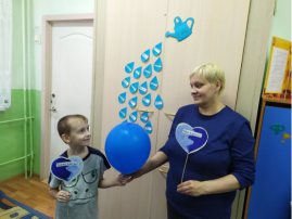 Акция - пожелания детям Дождя «Капля доброты» (дежурная группа №6) Воспитатели: Ткаченко С.Н., Квитко Т.М., Настенко Г.Я. 2 апреля - Всемирный день распространения информации о проблеме аутизма. Это напоминание нам, что есть люди, которые нуждаются в нашей помощи, защите, уважении, доброжелательности. Всю неделю мы готовились к этой акции: вырезали голубые капельки и писали на них пожелания, рисовали синими мелками. Ведь синий цвет - это цвет доброты, постоянства и расположения. Проводили профилактические беседы как с детьми, так и с их родителями, рассказывали им о детях, страдающих аутизмом, пытались донести, что эти дети такие же как мы, но отличаются своим внутренним миром, поэтому принято их называть «особенными» детьми. Акция - пожелания детям Дождя «Капля доброты» (дежурная группа №6) Воспитатели: Ткаченко С.Н., Квитко Т.М., Настенко Г.Я. 2 апреля - Всемирный день распространения информации о проблеме аутизма. Это напоминание нам, что есть люди, которые нуждаются в нашей помощи, защите, уважении, доброжелательности. Всю неделю мы готовились к этой акции: вырезали голубые капельки и писали на них пожелания, рисовали синими мелками. Ведь синий цвет - это цвет доброты, постоянства и расположения. Проводили профилактические беседы как с детьми, так и с их родителями, рассказывали им о детях, страдающих аутизмом, пытались донести, что эти дети такие же как мы, но отличаются своим внутренним миром, поэтому принято их называть «особенными» детьми.
