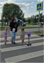 Офлайн взаимодействие с семьями воспитанников «Лето весело встречай – правила дорожного движения соблюдай!» Дежурная группа №3 Офлайн взаимодействие с семьями воспитанников «Лето весело встречай – правила дорожного движения соблюдай!» Дежурная группа №3.