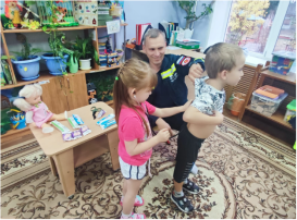 Очное участие родителей в реализации ОП «Гость группы» (дежурная группа № 5) Тема: «Знакомство с профессией фельдшер медицины катастроф» Очное участие родителей в реализации ОП «Гость группы» (дежурная группа № 5) Тема: «Знакомство с профессией фельдшер медицины катастроф».